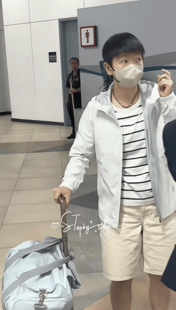 莎莎太可爱了，上完厕所出来一看，咋了？小姐妹们都走了？
那慌张的小眼神，
太可爱