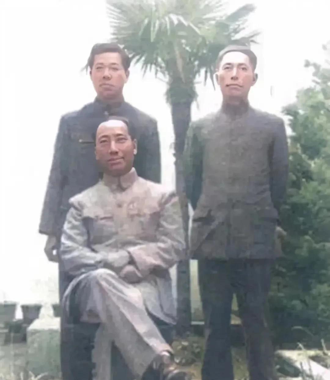 这三个人是民国时期的特务，中间那个人被作蒋介石的配剑。
时间回到上世纪三十到四十