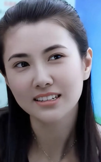 这一位女演员，第一眼看上去一般般的，不算漂亮。但她耐看，和王祖贤有点神似，越看越