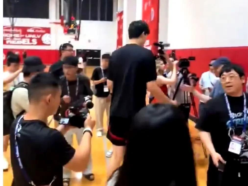 自己的球员自己宠！国内媒体纷纷奔赴杨瀚森夏季联赛招待会！
今天，开拓者队召开了杨