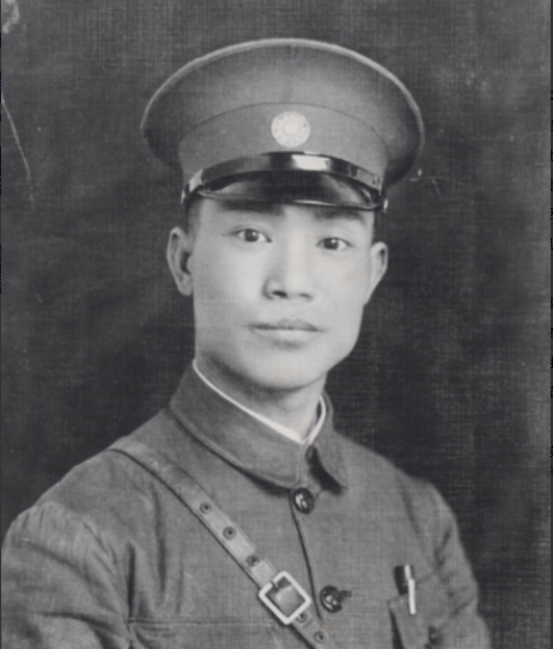 1925年，陈诚回家奔丧。7年不见的妻子，想与他同房。不料，刚到床上，就被他一脚