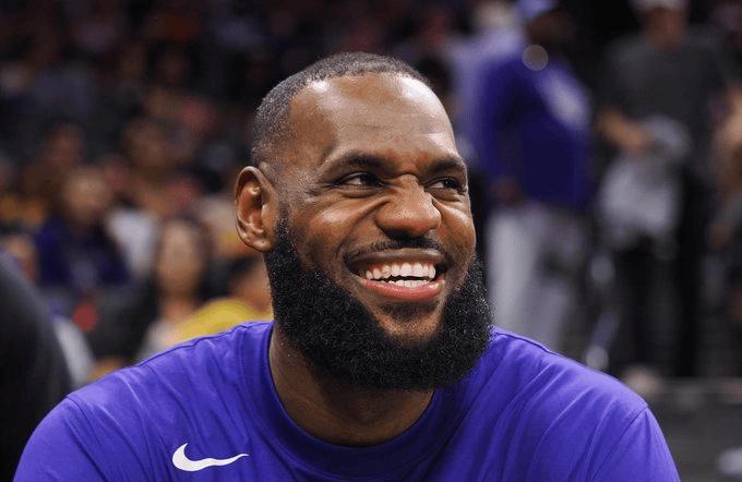 老詹油箱里还有油，应该还能持两节时间得球，建议卢卡放出一部分球权让老詹在第二节和