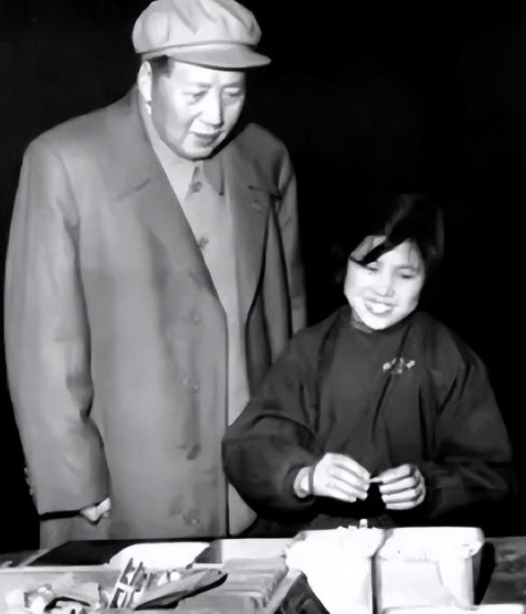 1958年，毛主席来到沈阳机床电器厂视察，全厂工人都低头不语，只有一位年轻女性大