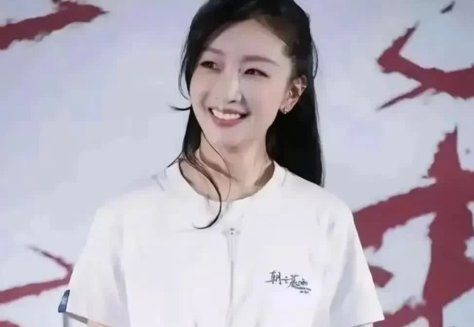 周冬雨长相大变样，疑似医美，20年老粉都没认出来