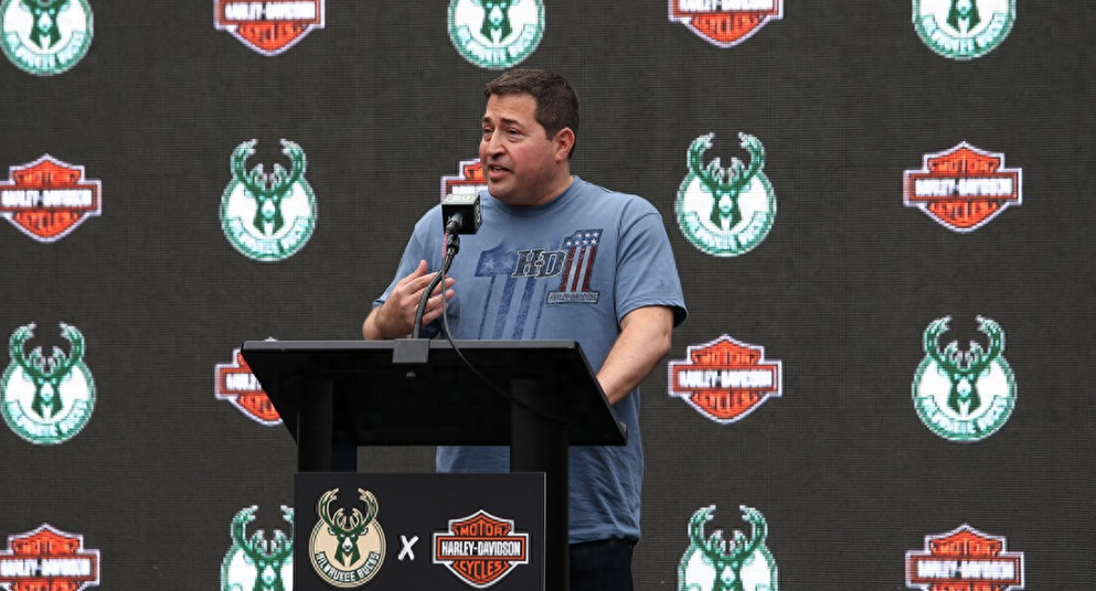 1月6日，据ESPN报道，彼得·费金在执掌密尔沃基雄鹿队商业运营事务长达12个赛