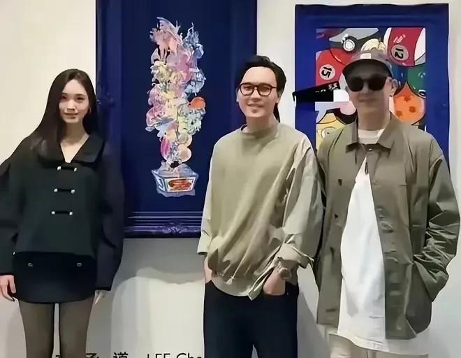 小S的二女儿真的好像具俊晔，连爱好都一样，小S力挺二女儿Lily画展，大S在世前