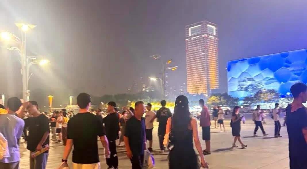 马龙夫妇晨跑再刷屏，17年恩爱如初真圈粉！这才是爱情保鲜剂。

路人偶遇拍下
