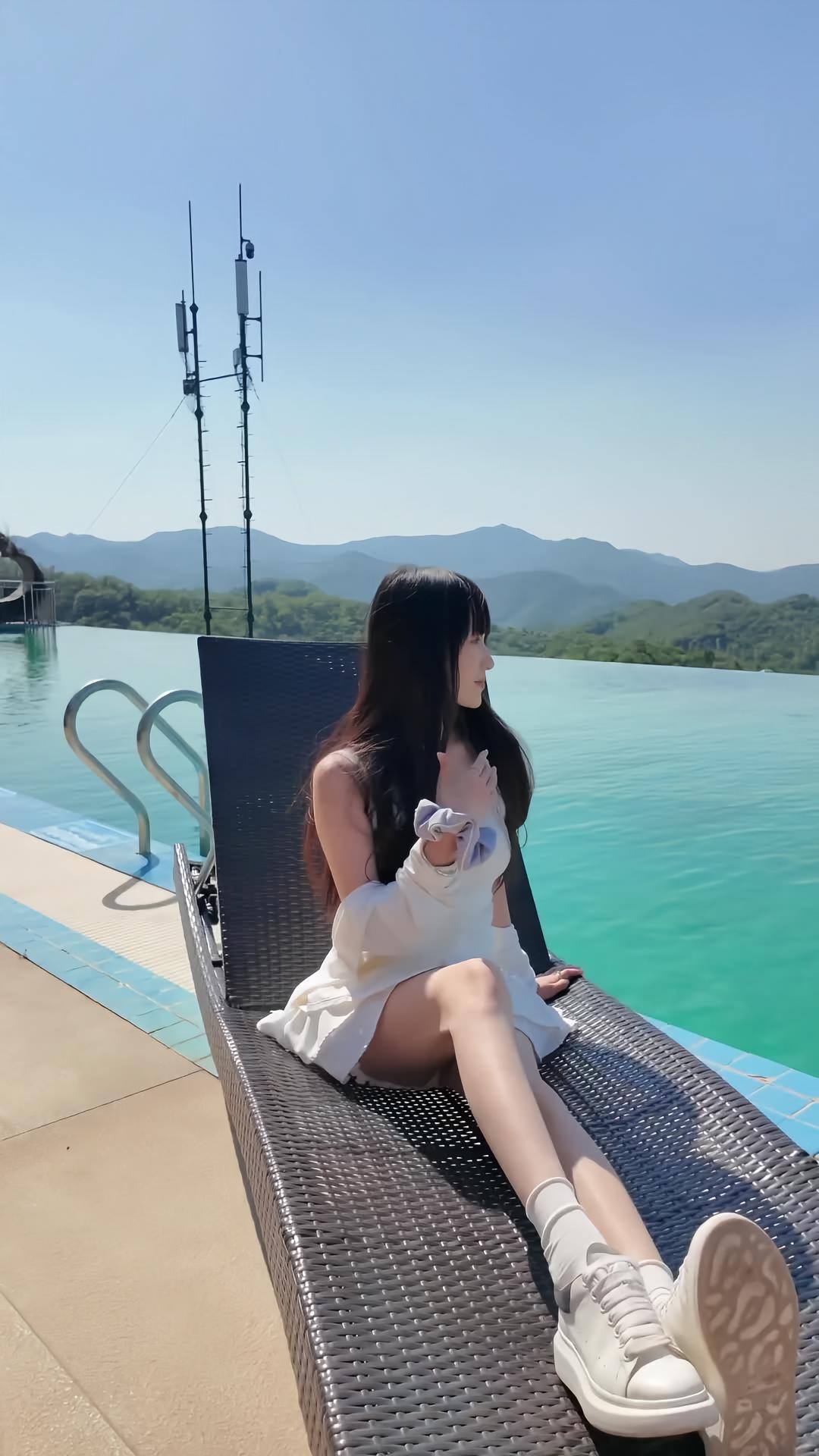 委屈像吞进了玻璃的碎片， 满口鲜血，却吐不出来。