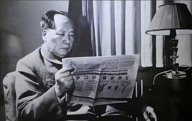 1969年，一天深夜，周总理急忙敲开了毛主席的房门，带来了一个不好的消息，没成想