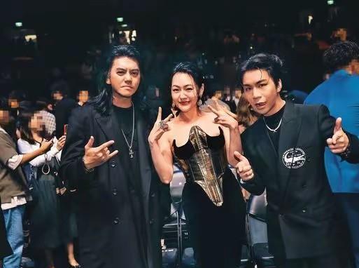 吴宗宪又开始为闺女跳脚争资源了！
就因为有媒体最近传出，因为制作人b2同时把小s