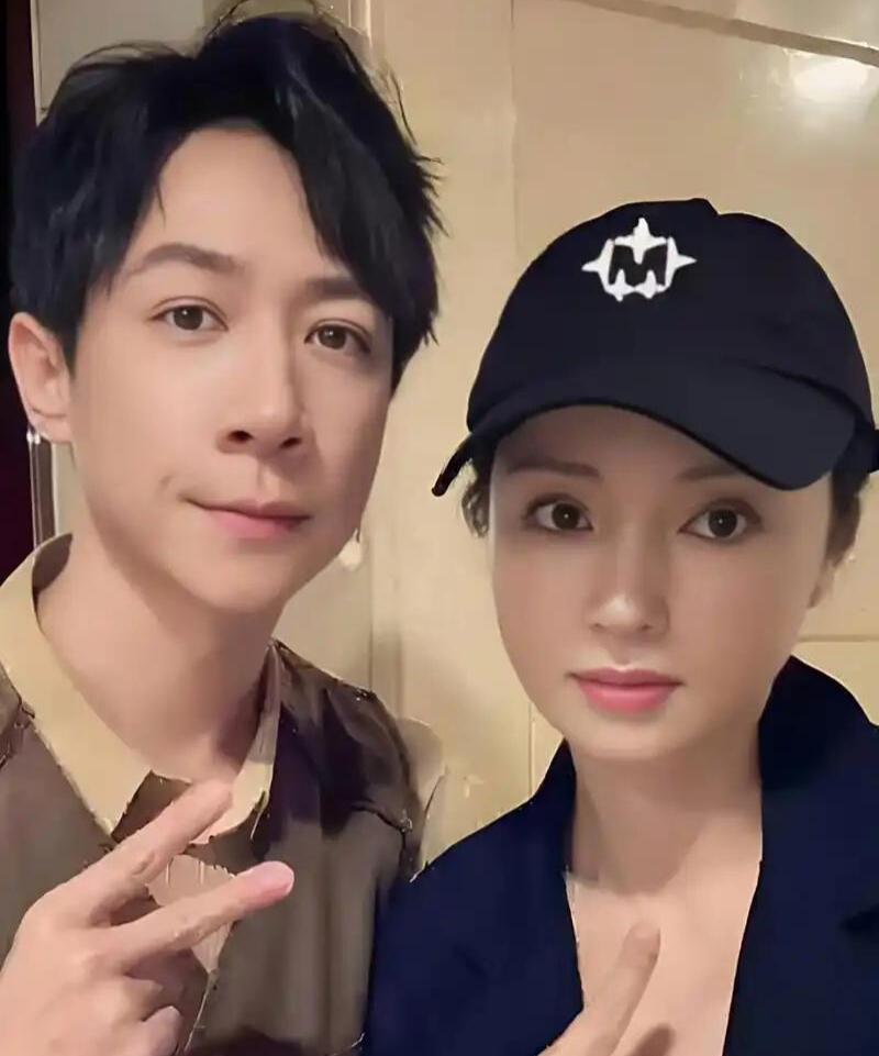 董璇一句，
想让女儿住校引发热议！
原来这是不少重组家庭都会遇到的现实难题。
她