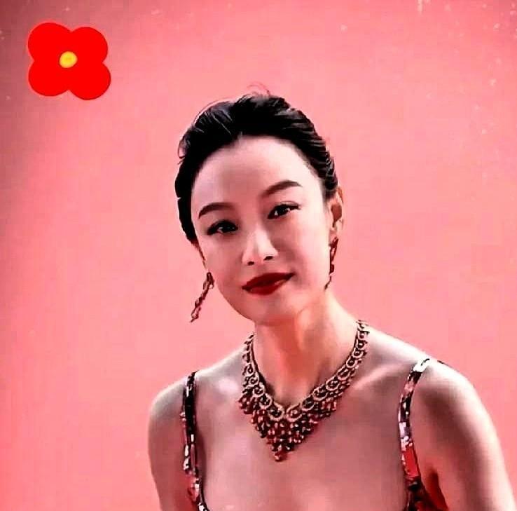 救命！冯绍峰这波属实惨兮兮！前脚倪妮北影节红毯鲨疯了，美到直接登顶热搜，后脚老冯