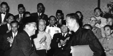 1969年李先念访问阿尔巴尼亚时，曾提出一个问题：阿尔巴尼亚拿中国那么多东西，打