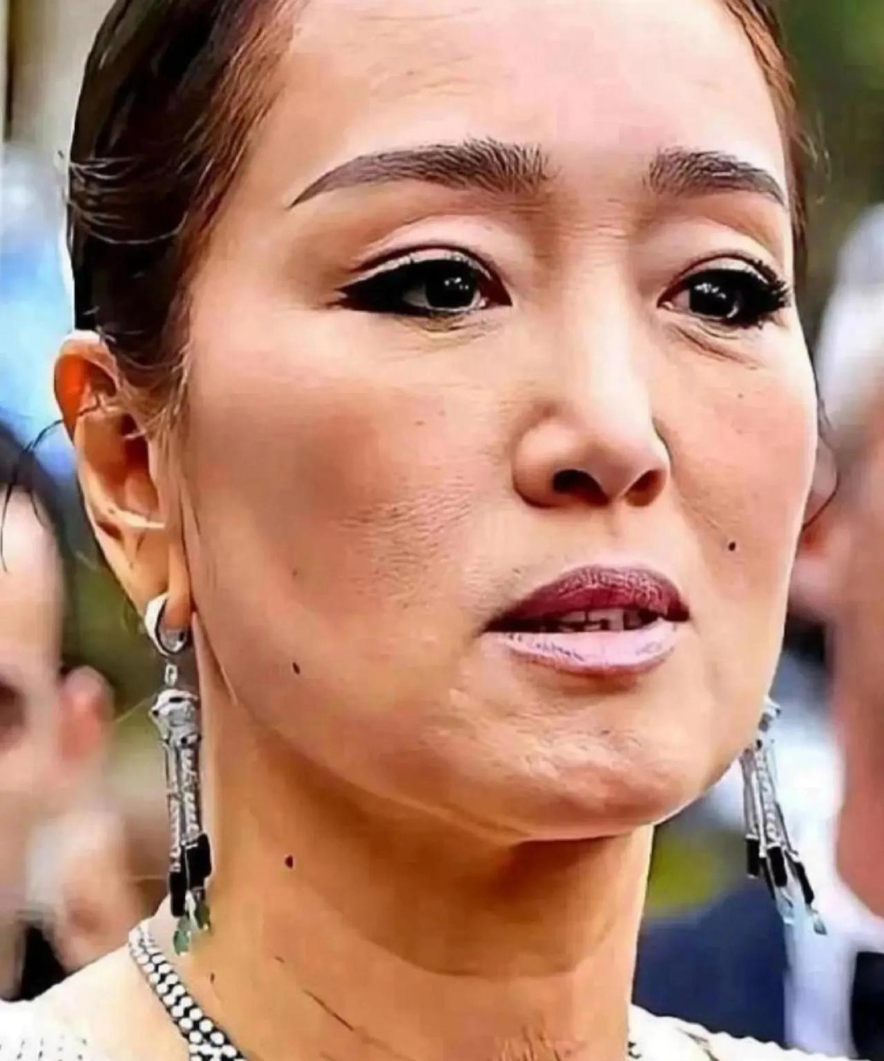 巩俐！我不理解：有人说她不漂亮！
女人都是化妆起来好看点，不化妆人老了受不了都一
