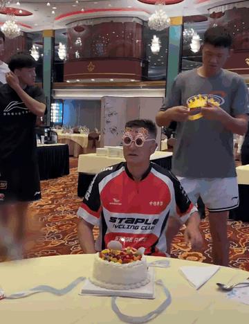 杜峰生日！
今天是杜指导的生日，广东全运会男篮在酒店为杜峰庆生，周鹏这位广东老将