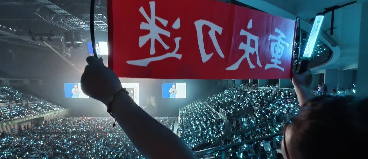 刀郎大连演唱会的热度太惊人了！我在楼上都能感受到满场的热情。邻座那位重庆刀迷，坐