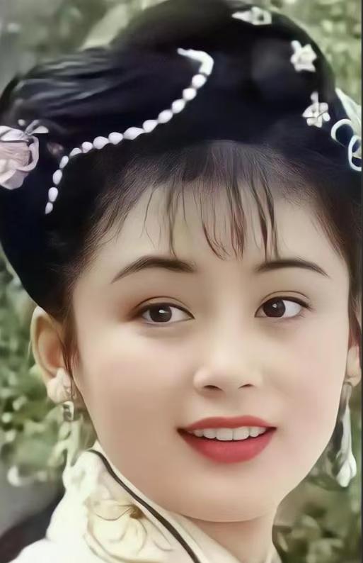 当年，陈凯歌带陈红去澳大利亚玩，在逛奢侈品店时，店员十分惊讶地对陈凯歌说：“先生