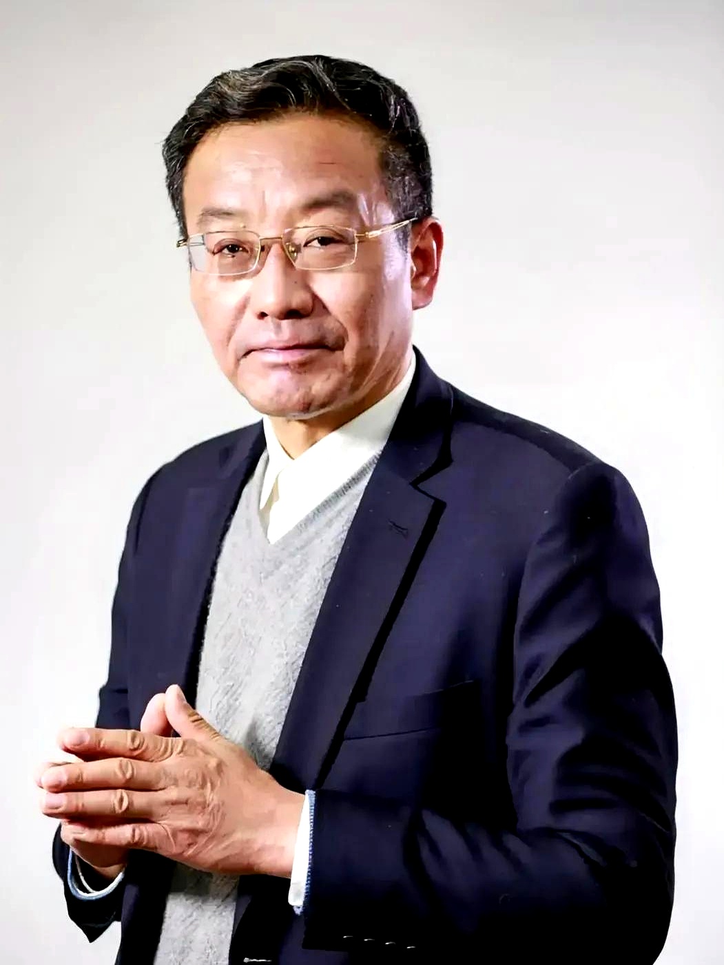 老妈走了，翻她东西像考古。一柜子破布头、锈顶针，我傻眼了。对她来说，这些玩意儿比