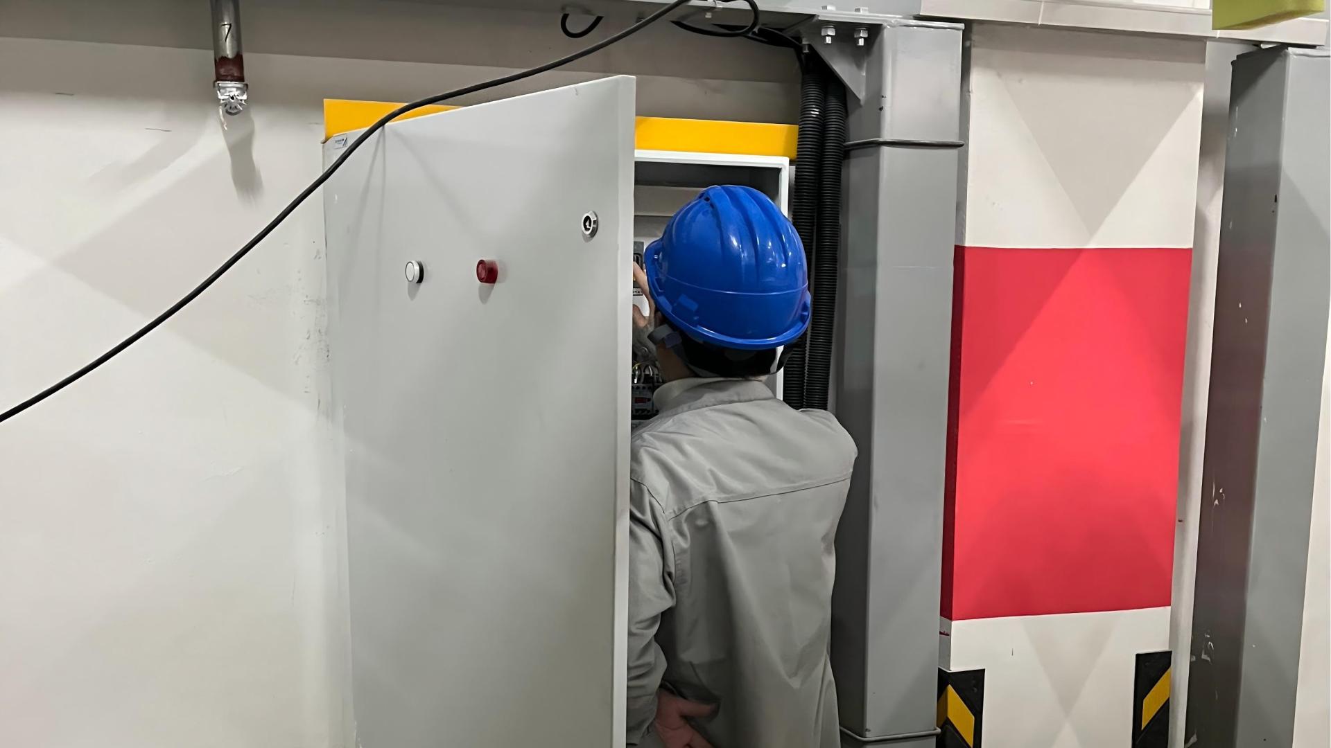 可以将应急电源连接到机械车位的配电柜吗？