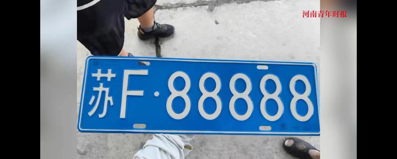 女子车管所摇到“88888”炸弹号！有人出到110万购买！车主却并未出售，驾车离