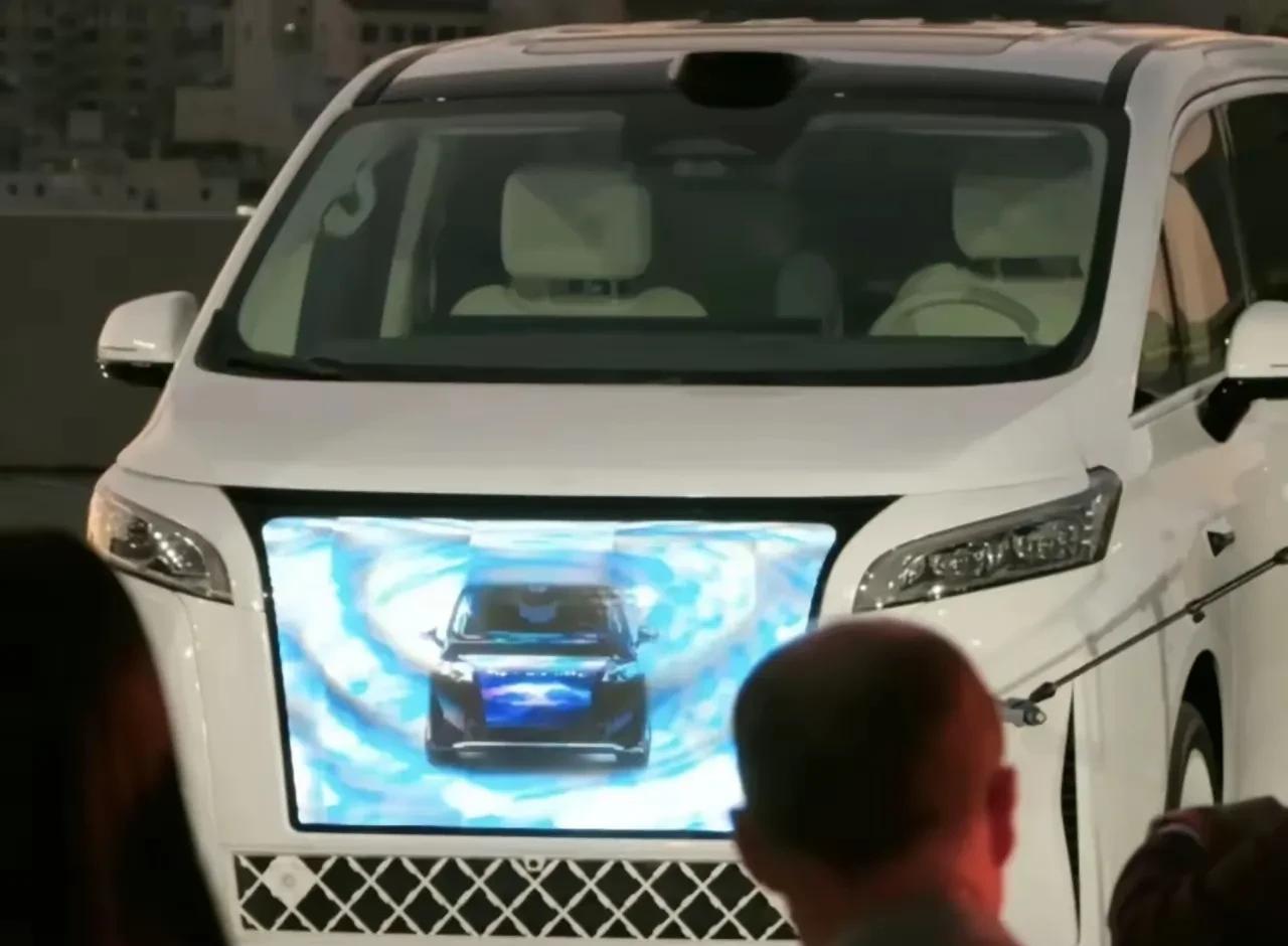 这个贾跃亭脑壳里面在想啥子？怎么会造出如此奇怪的车？
不光是丑陋无比，而且还特别