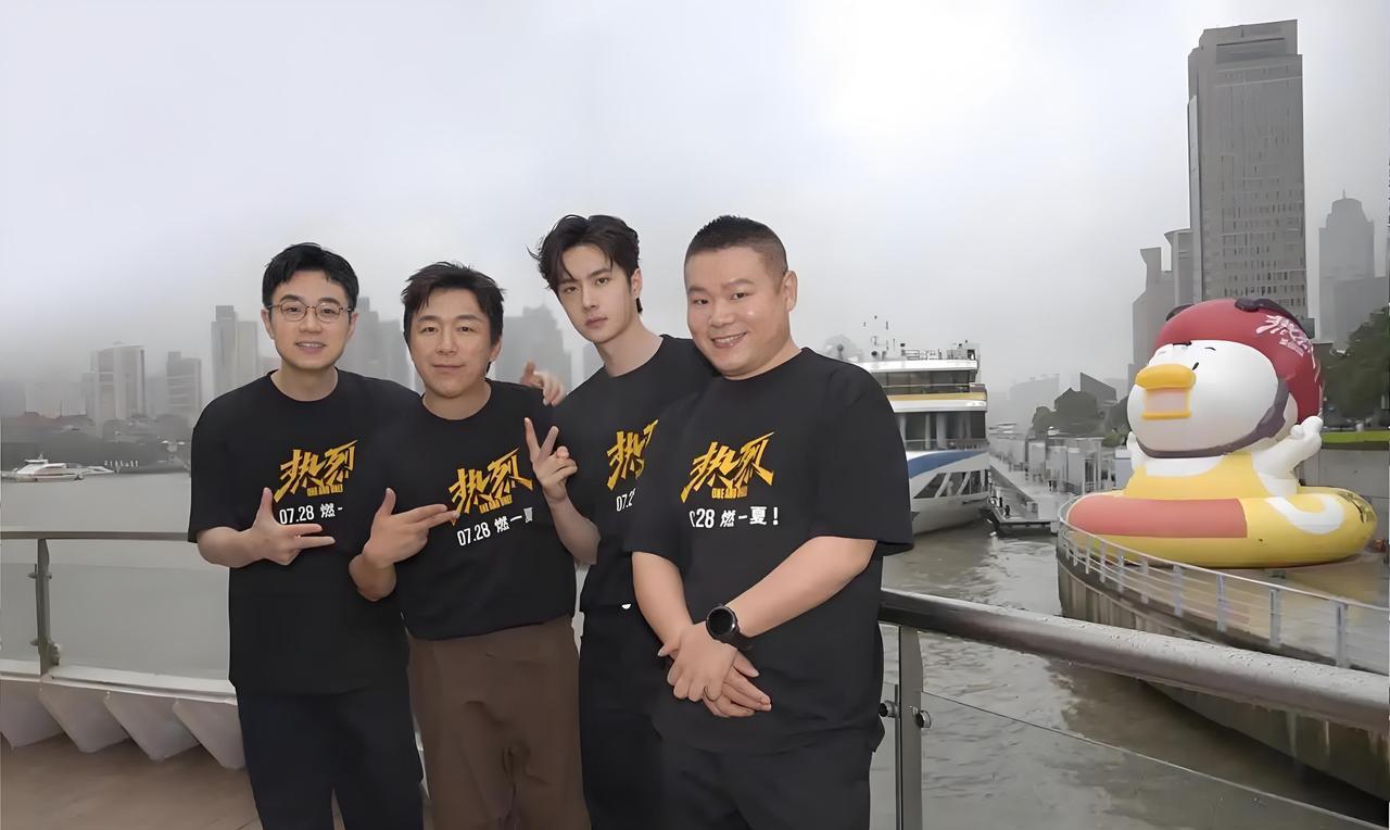 #老照片#
右一是岳云鹏，
左一是大鹏，
中间两位是谁呢？