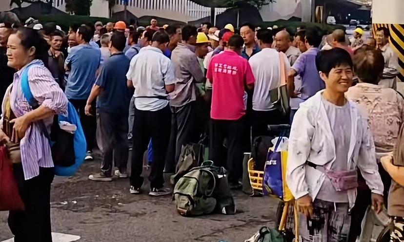 谁懂劳务市场农民工的苦。起早贪黑，14小时汗水换不来，安稳生计。
凌晨的劳务市场