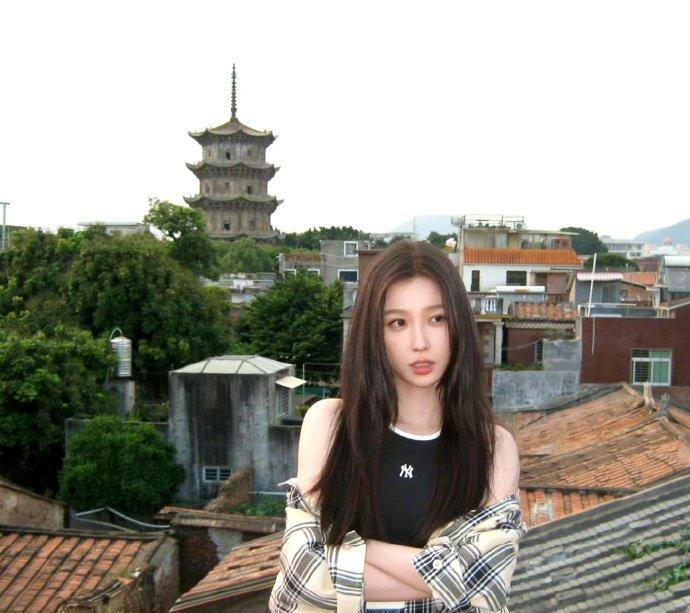“我们比流言蜚语更早认识你。”虞书欣和父亲是独立的两个人，她的成绩源于自己。95