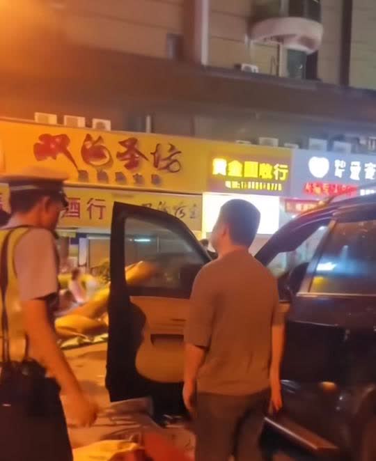 这一脚踹的真解气！网传昨天福建泉州一男子开着宝马酒驾，冲进公共区域后连撞多人，司