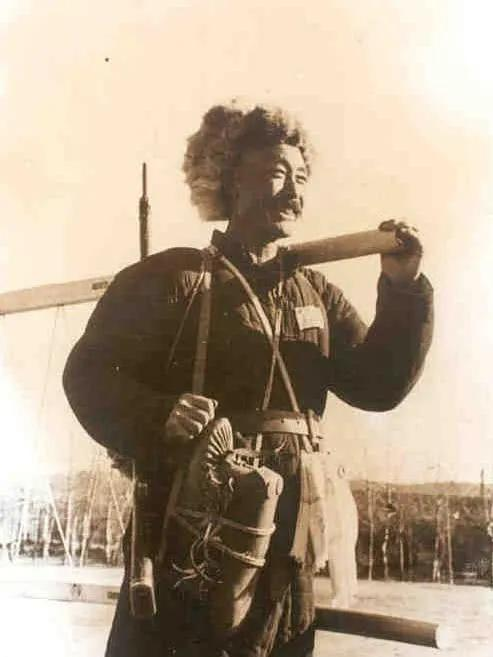 1950年，抗美援朝战场上，一东北大爷，仅凭一根扁担，活捉了25名有“春川碧石”