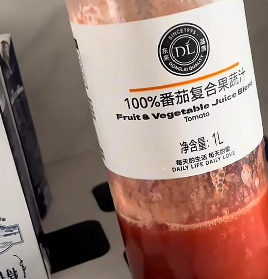 有网友爆料，在胖东来买的东西都这么“差”吗，果汁打开两天不喝就发酵了，馒头两天没