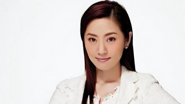 香港知名女星与未婚夫公开放闪