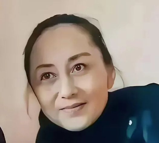 李连杰的夫人利智， 老年后的丽智面相，看起很面善，慈悲，也很收敛，朴实，不是很张