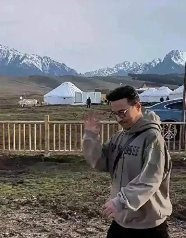54岁汪峰脱胎换骨！寸头造型逆龄十岁，与小19岁女友爱得高调
在华语乐坛，汪峰一