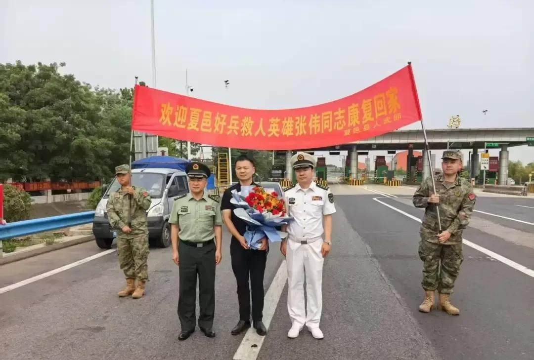 纵身一跃后的惊天一跪：少校张伟的生死叩首让全网泪崩
“再救你就没命了！”不顾母亲