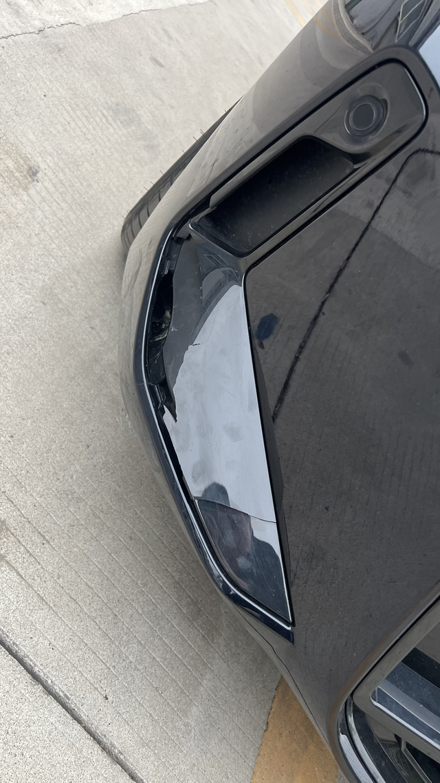 提车一个月三滴血
走高速前包围被高速掉的木头撞到雷达盖板直接裂开、前包围裂两条缝