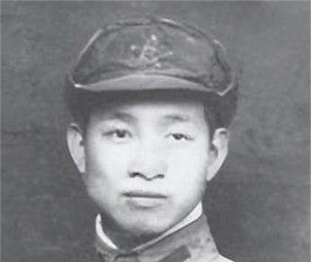1942年，彭德怀的警卫员当着未婚妻子的面，在床上举枪自杀，彭德怀知道后下令：“