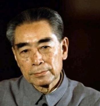 周总理逝世后，由韩宗琦负责为其穿寿衣，可当韩宗琦接过卫士们递过来的寿衣后顿时生气