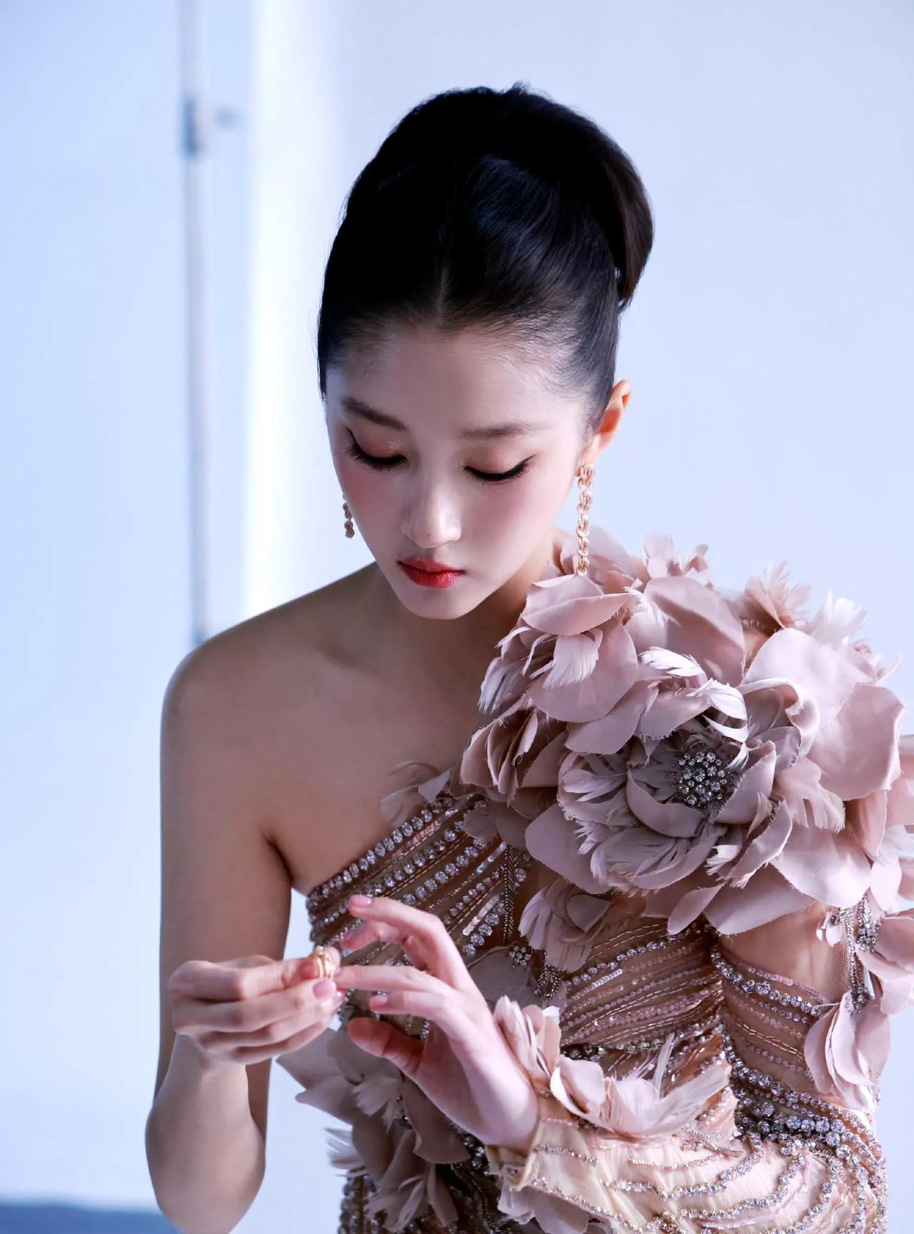 都说关晓彤在娱乐圈女明星里颜值算普通的，但是稍微好好一打扮还是那么明艳照人，这个