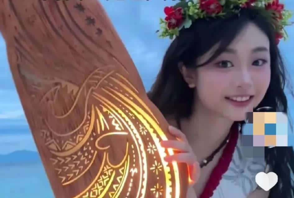 女子自制发光船桨。

一眼看到就是惊艳，设计感满满的。

这也太有创意了