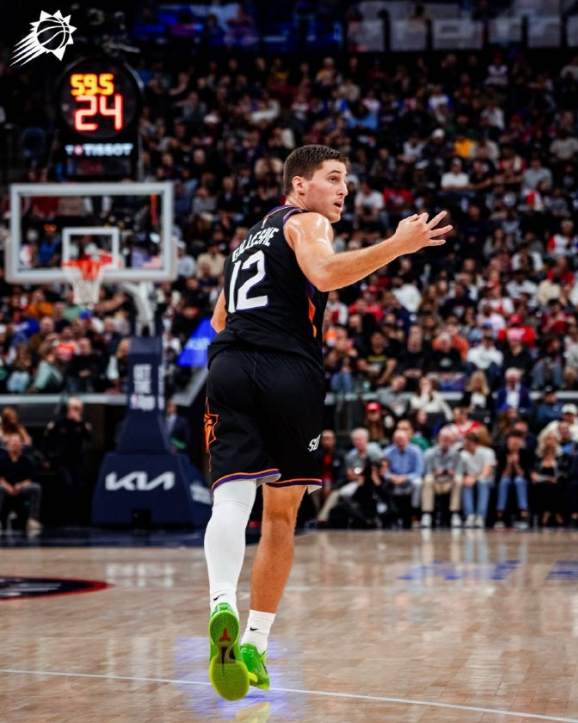 新赛季首个客场胜利✌🏻。
布克21分10板9助，狄龙6次出手16分，阿伦14分