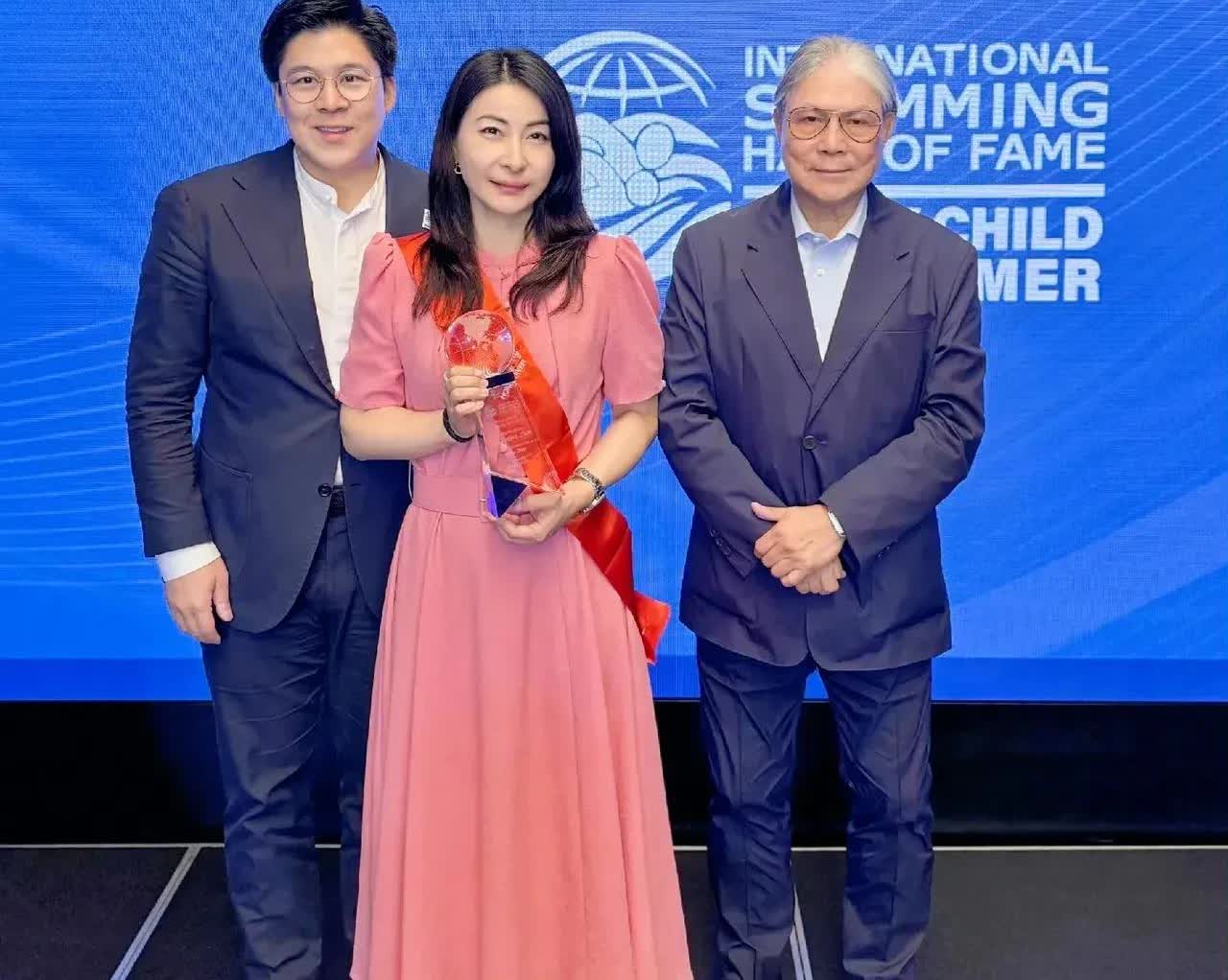 一觉醒来，
79岁的霍震霆怕是又成了全网最开心的人！可不是二儿子霍启山要结婚，