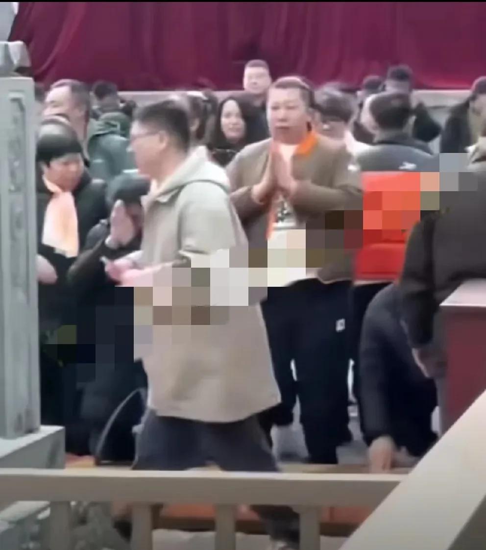 东北雨姐现身五台山拜佛祈福！
         有网友在五台山拍到东北雨姐在拜佛