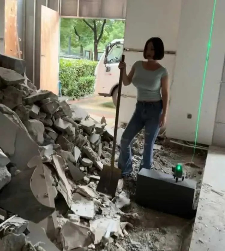 这么热都是光膀子干活才对