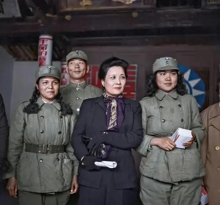 40年代，宋美龄和胡琏，留下的一张合影，从镜头中我们可以看到，胡琏显得非常低调，