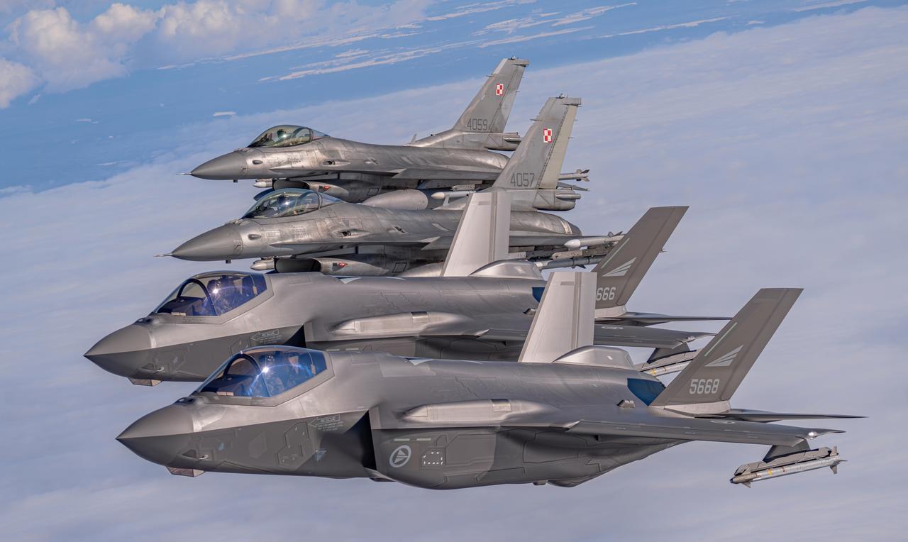 挪威空军F-35A和波兰空军F-16C战机组成空中混编编队执行保护波兰领空的任务