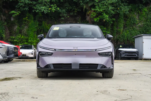 充分发挥自己优势不随波逐流
在这么大新能源汽车里 小鹏还算是比较稳扎稳打的，不搞