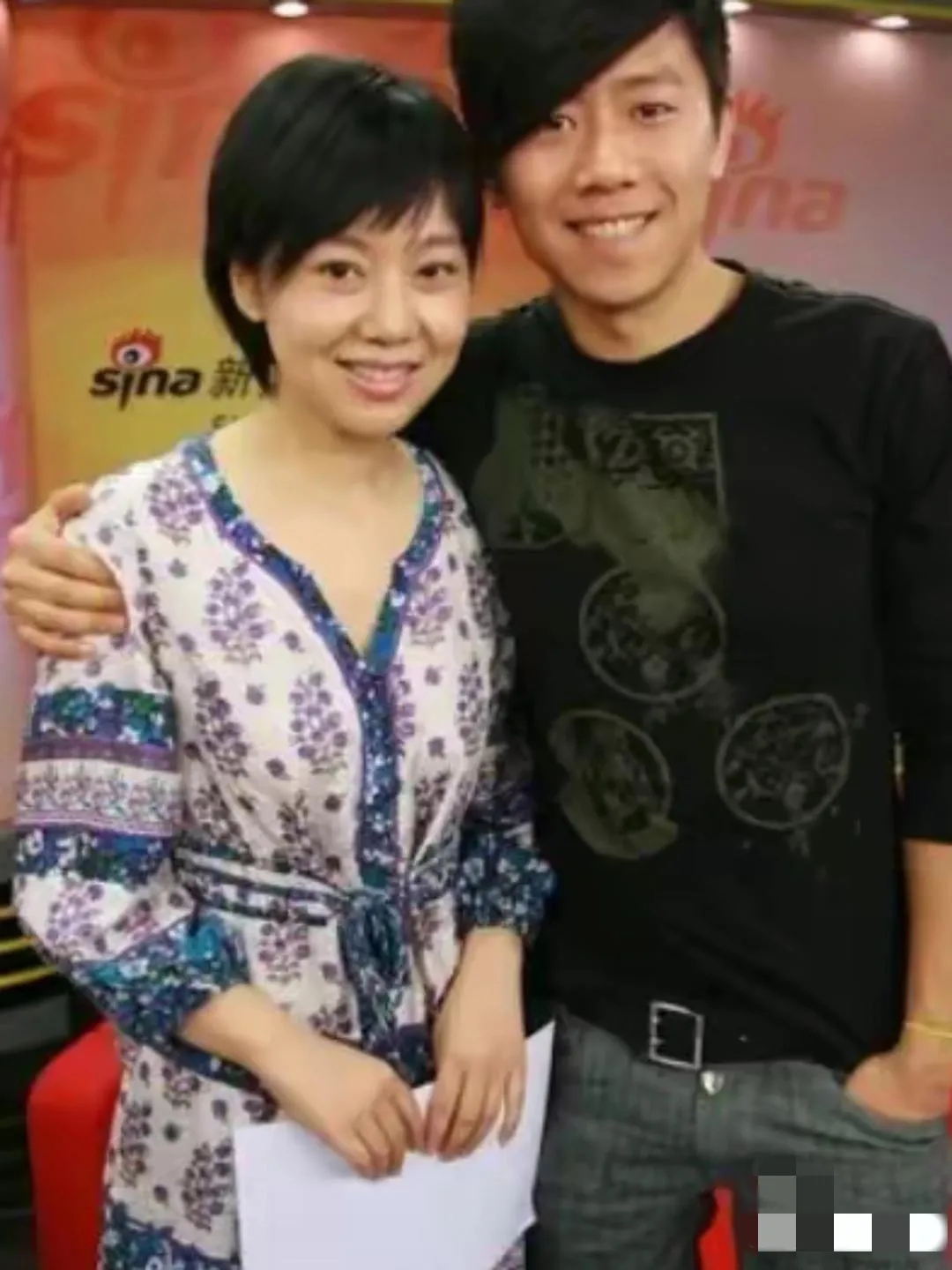 两位著名演员15年前后的对比照！

15年前的闫妮与夏雨看上去像姐弟，15年后，