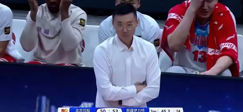 不知道新疆主教练混的咋样？新疆主场赢了广州，新疆球迷不高兴了。
本来球迷自筹换帅