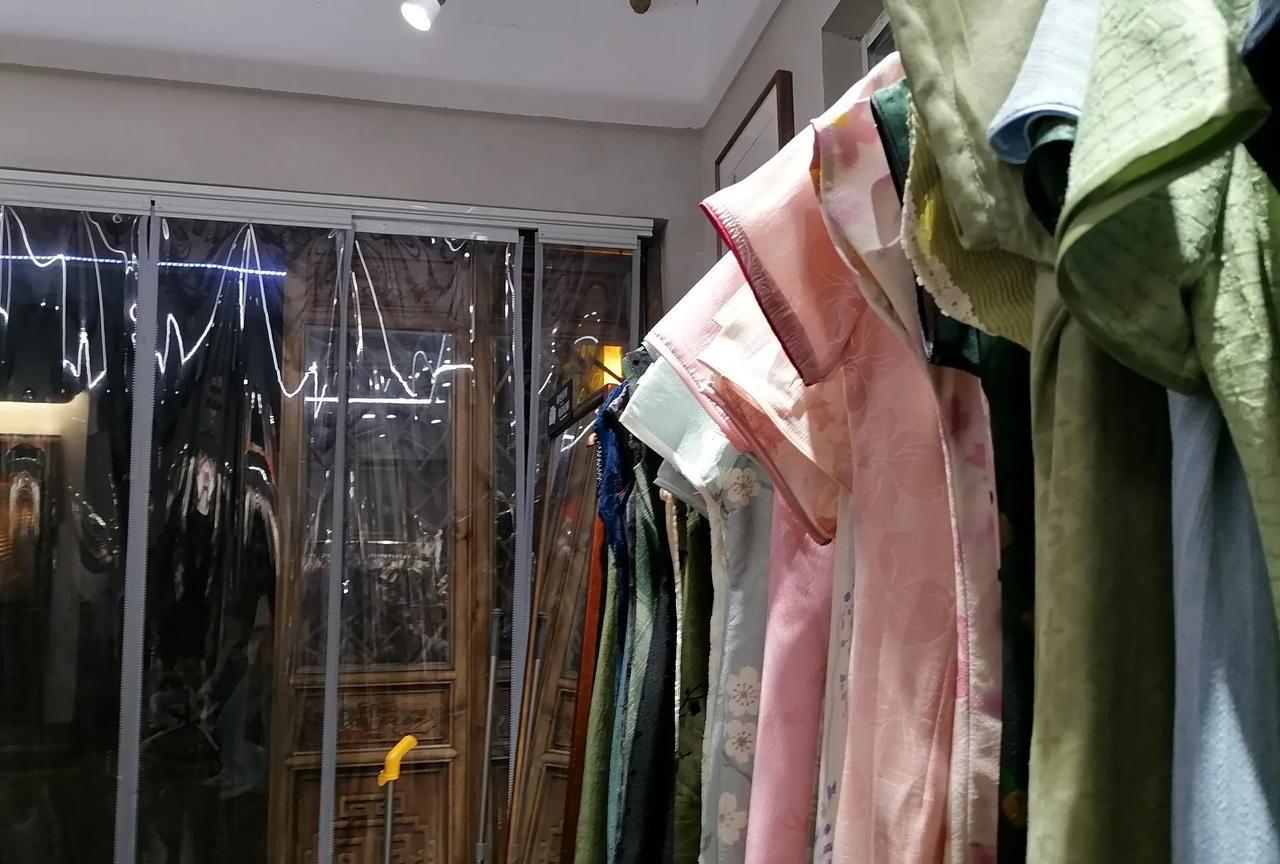 现在的孩子都怎么了？如何才能培养一个感恩的孩子？
今天在苏州，闺女想要一条旗袍，